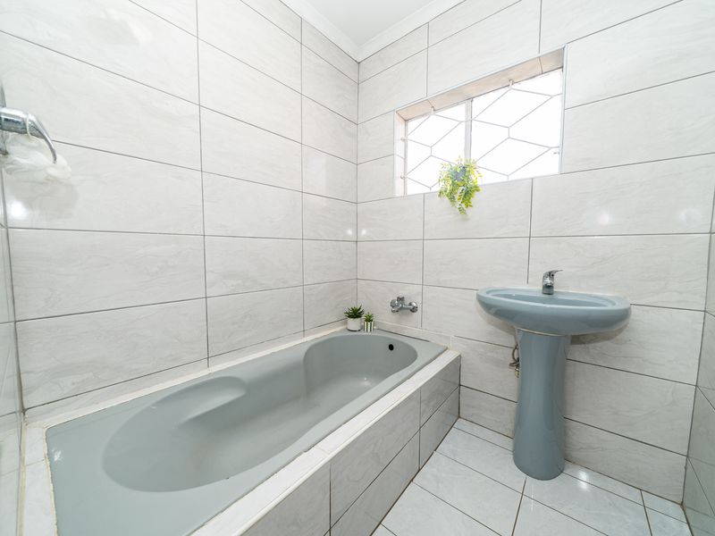 Endless Potential 3 bedroom family home with a Spacious Flatlet – A Must-See Family Home! - Photo 6