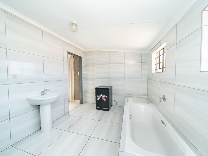 Endless Potential 3 bedroom family home with a Spacious Flatlet – A Must-See Family Home! - Photo 7