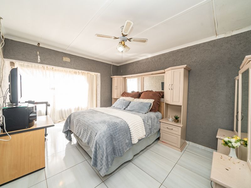 Endless Potential 3 bedroom family home with a Spacious Flatlet – A Must-See Family Home! - Photo 4