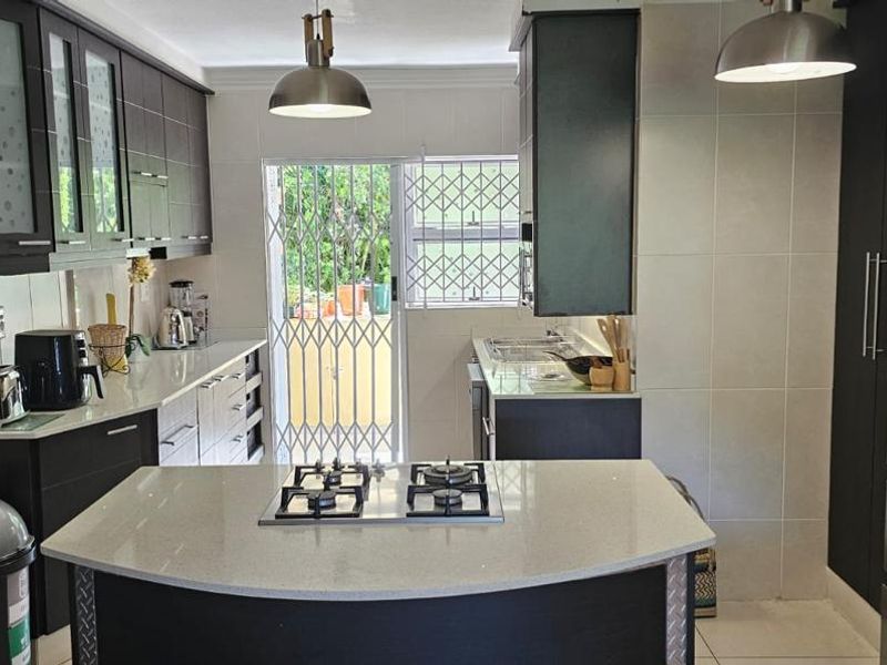CHARMING 3-BEDROOM APARTMENT WITH STUNNING VIEWS - Photo 3