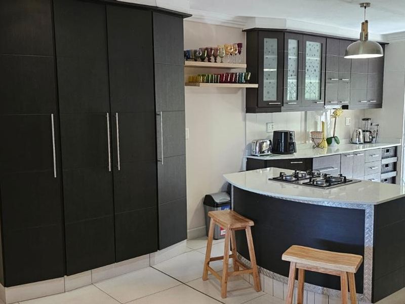 CHARMING 3-BEDROOM APARTMENT WITH STUNNING VIEWS - Photo 5