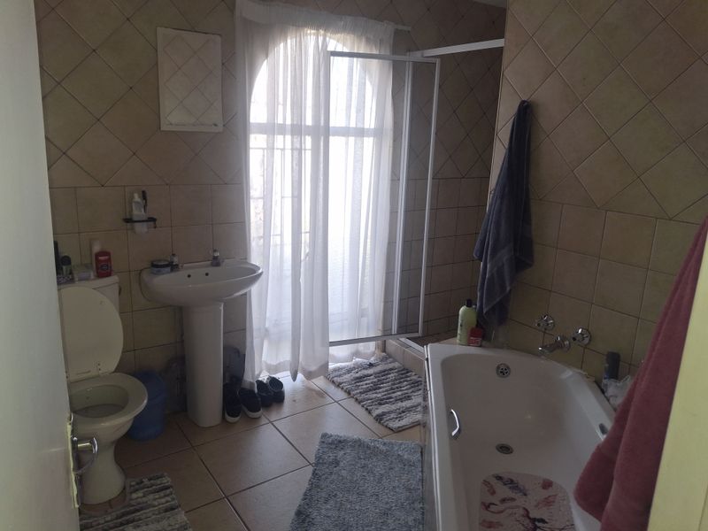 2 Bedroom House for Sale in Huntingdon - Photo 8