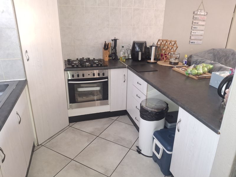2 Bedroom House for Sale in Huntingdon - Photo 2