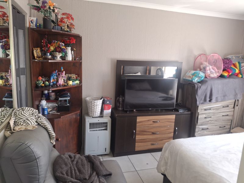 2 Bedroom House for Sale in Huntingdon - Photo 5