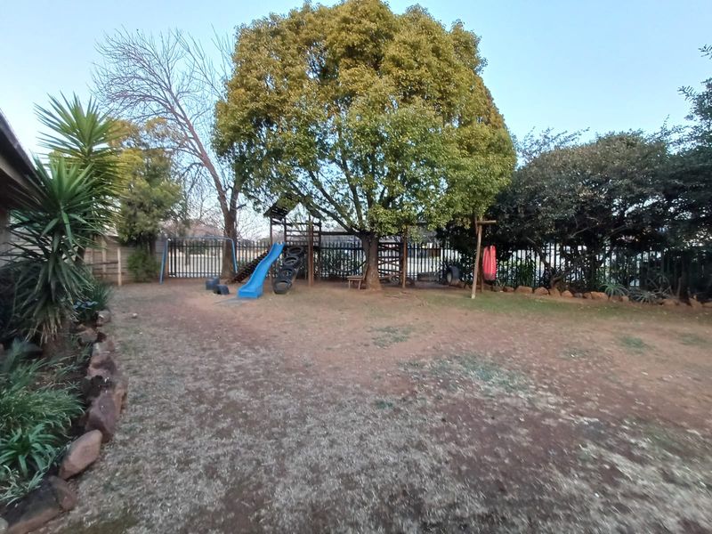 Family Home For Sale With A Bachelors Flat Let - Photo 4