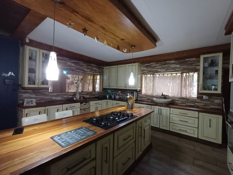 Family Home For Sale With A Bachelors Flat Let - Photo 8