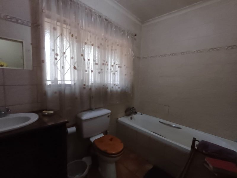 Family Home For Sale With A Bachelors Flat Let - Photo 7