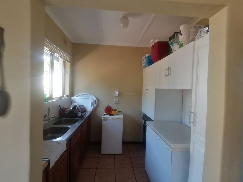 Lovely 3 Bedroom  Family Home With Pool Entetrainment Area & Garden - Photo 9