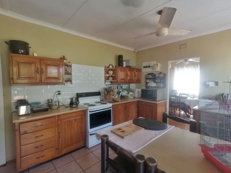 Lovely 3 Bedroom  Family Home With Pool Entetrainment Area & Garden - Photo 7