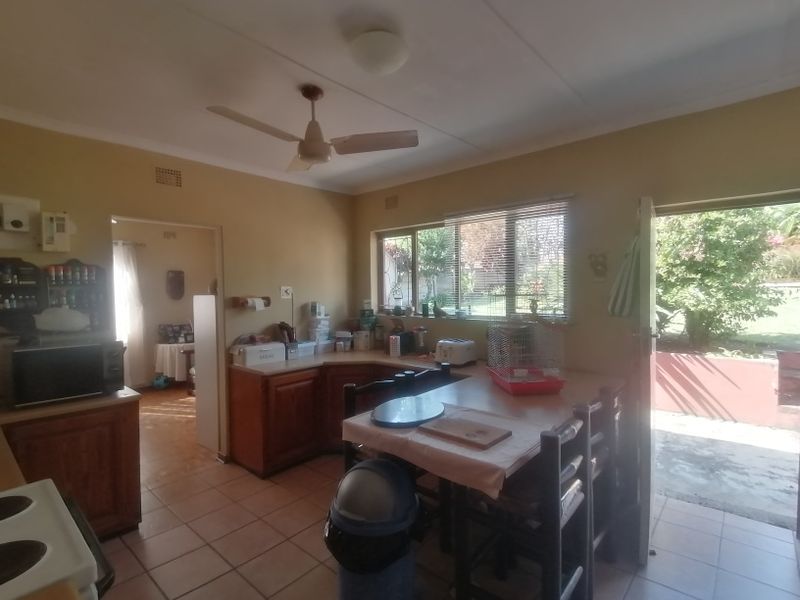 Lovely 3 Bedroom  Family Home With Pool Entetrainment Area & Garden - Photo 8