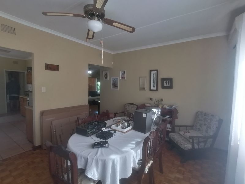 Lovely 3 Bedroom  Family Home With Pool Entetrainment Area & Garden - Photo 6