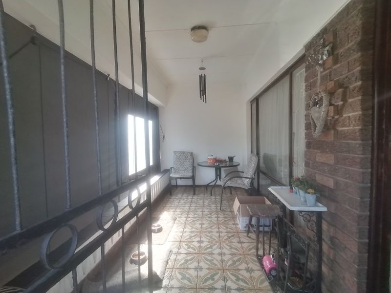 Lovely 3 Bedroom  Family Home With Pool Entetrainment Area & Garden - Photo 4