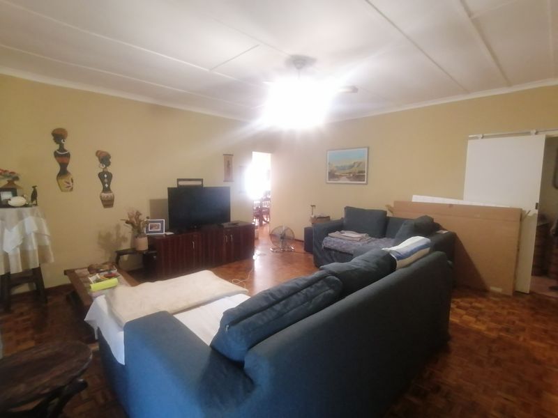 Lovely 3 Bedroom  Family Home With Pool Entetrainment Area & Garden - Photo 5