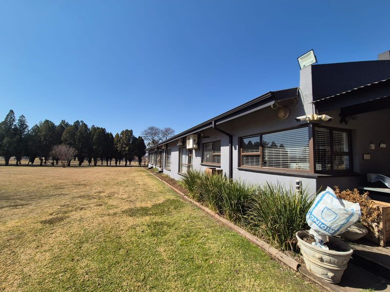 ! 2.1HA SMALLHOLDING + FLATLET + 22 STABLES | BUSINESS READY | ! - Photo 1