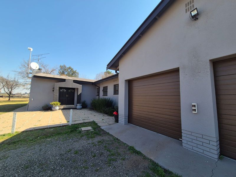 ! 2.1HA SMALLHOLDING + FLATLET + 22 STABLES | BUSINESS READY | ! - Photo 8