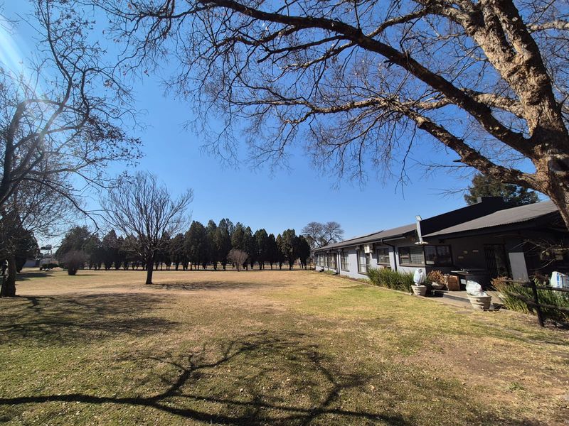 ! 2.1HA SMALLHOLDING + FLATLET + 22 STABLES | BUSINESS READY | ! - Photo 2