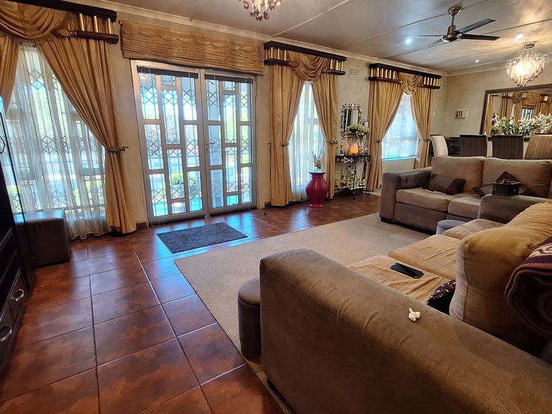 Perfectly positioned, modern 3 bedroom Close to Hospitals and Shopping Centres - Photo 3