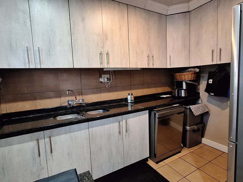 Perfectly positioned, modern 3 bedroom Close to Hospitals and Shopping Centres - Photo 10