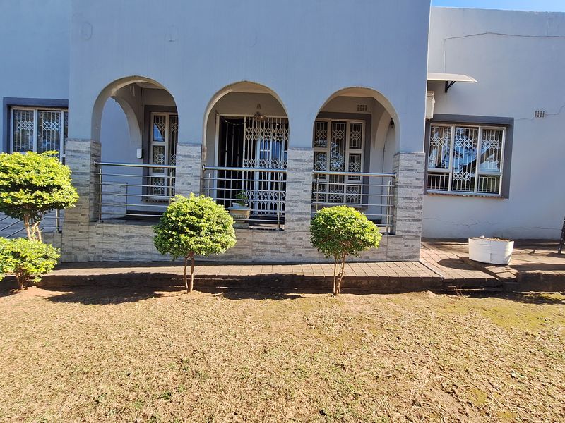Perfectly positioned, modern 3 bedroom Close to Hospitals and Shopping Centres - Photo 2
