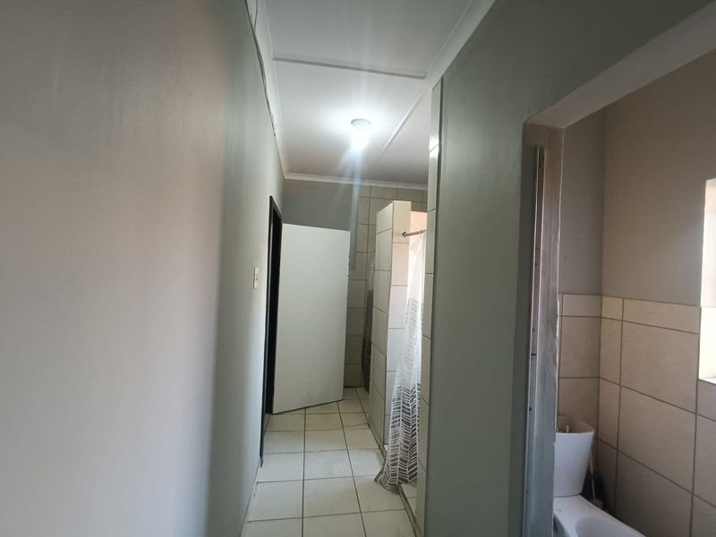 14-Bedroom Student Accommodation Investment | NASFAS Accredited | Walking Distance to VUT. - Photo 6