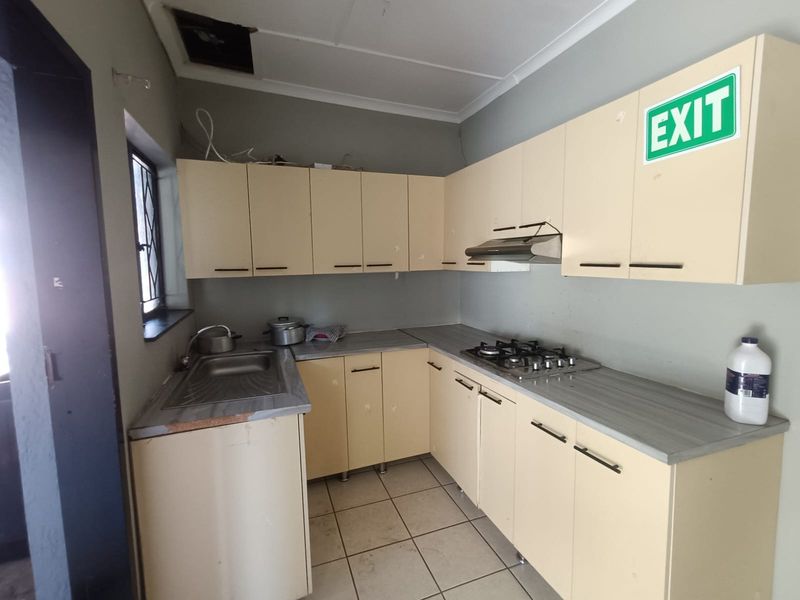 14-Bedroom Student Accommodation Investment | NASFAS Accredited | Walking Distance to VUT. - Photo 4
