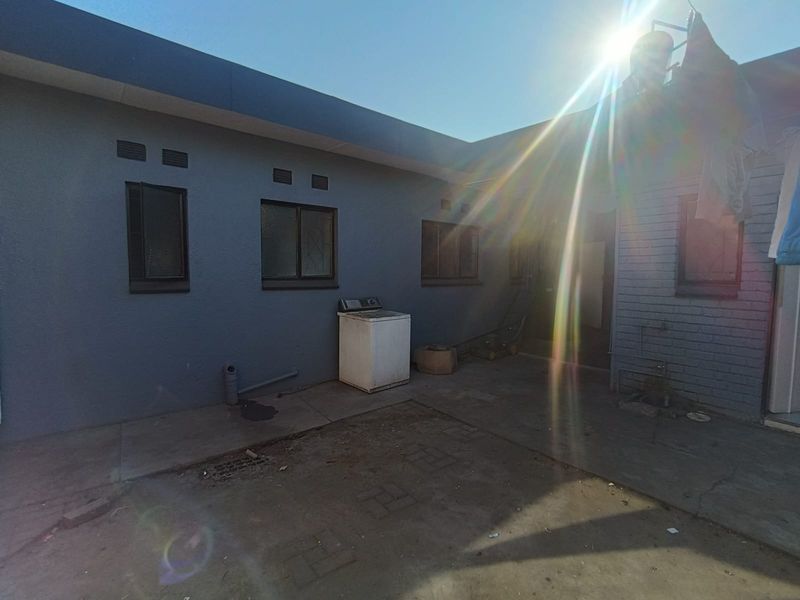 14-Bedroom Student Accommodation Investment | NASFAS Accredited | Walking Distance to VUT. - Photo 5
