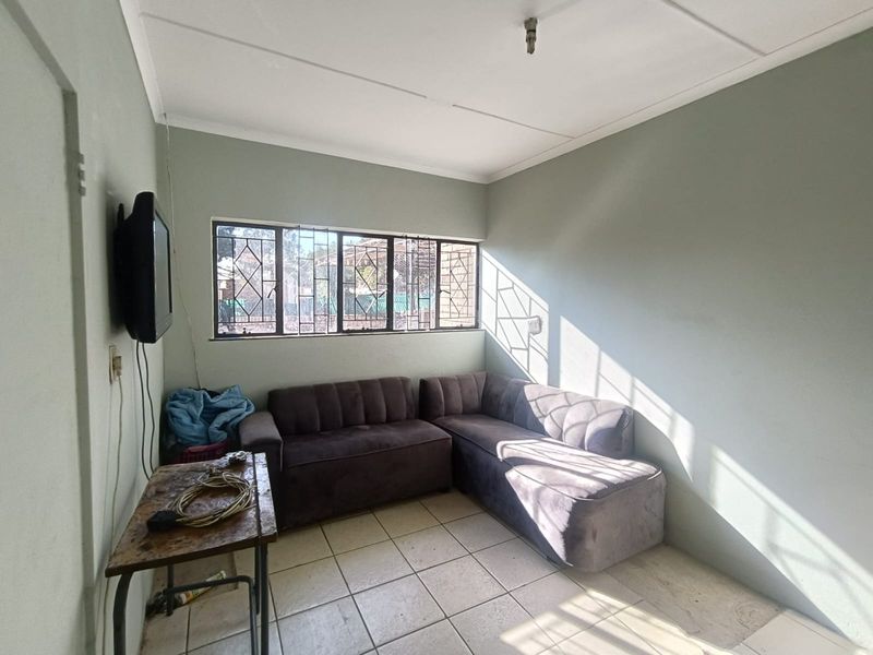 14-Bedroom Student Accommodation Investment | NASFAS Accredited | Walking Distance to VUT. - Photo 2