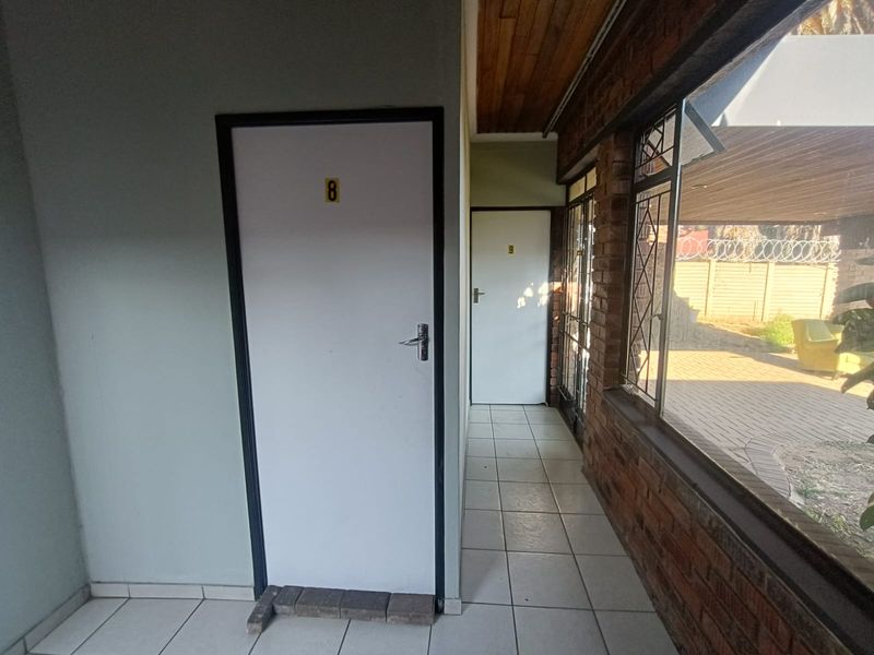 14-Bedroom Student Accommodation Investment | NASFAS Accredited | Walking Distance to VUT. - Photo 10