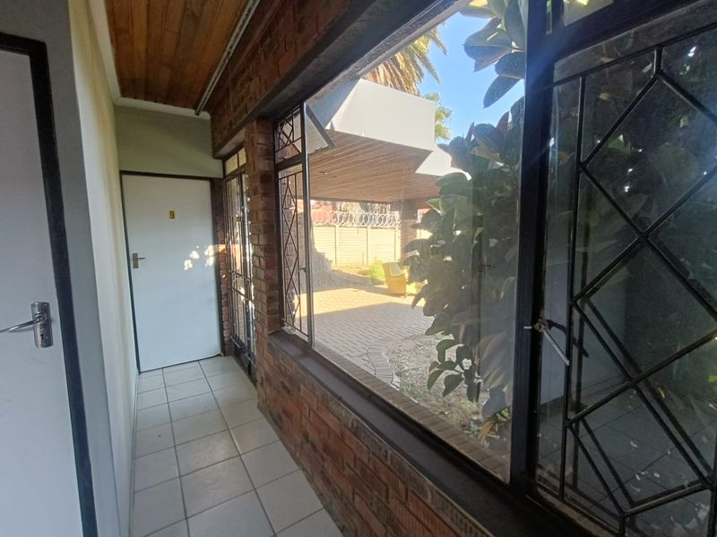14-Bedroom Student Accommodation Investment | NASFAS Accredited | Walking Distance to VUT. - Photo 8