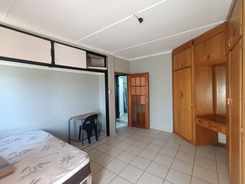 14-Bedroom Student Accommodation Investment | NASFAS Accredited | Walking Distance to VUT. - Photo 7
