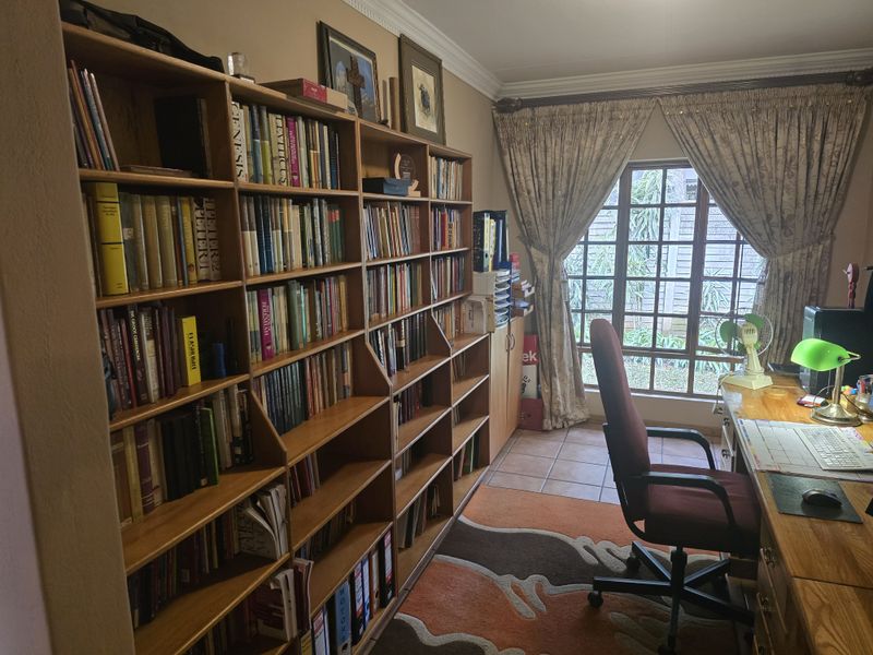 Viewing this home with flatlet...  may result in spontaneous house-hunting success... - Photo 3