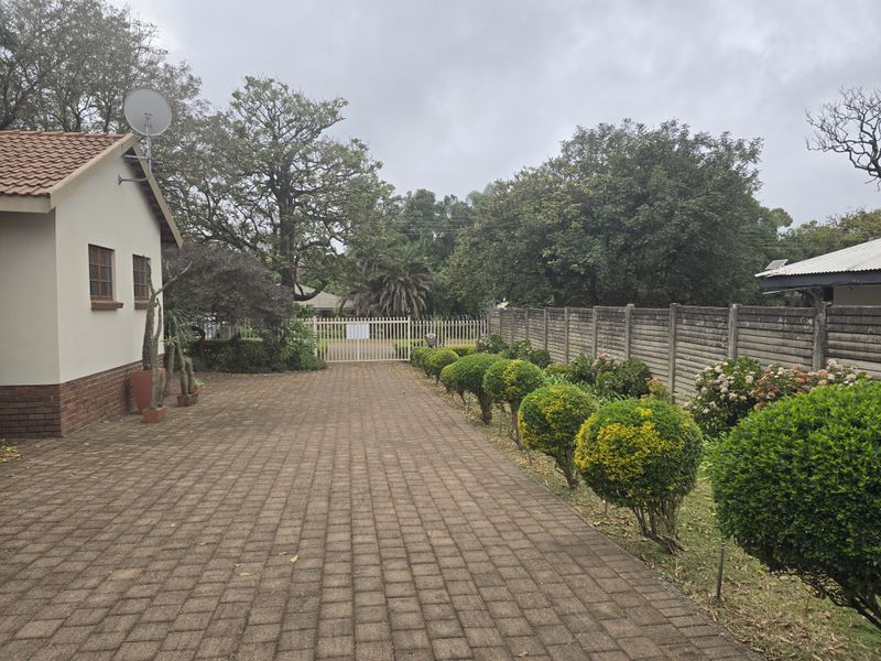 Viewing this home with flatlet...  may result in spontaneous house-hunting success... - Photo 2