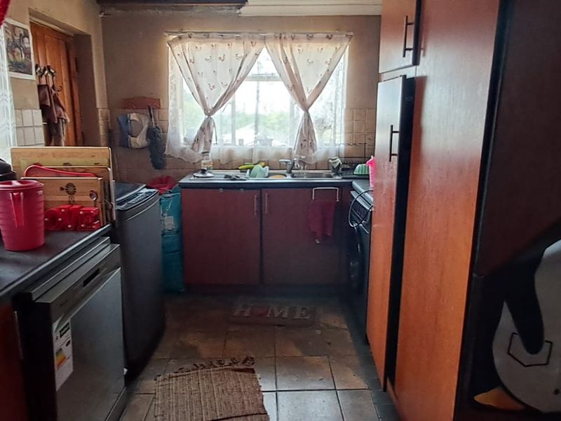 Unlock the Potential of This Spacious Family Home with Income-Generating Flat! - Photo 2
