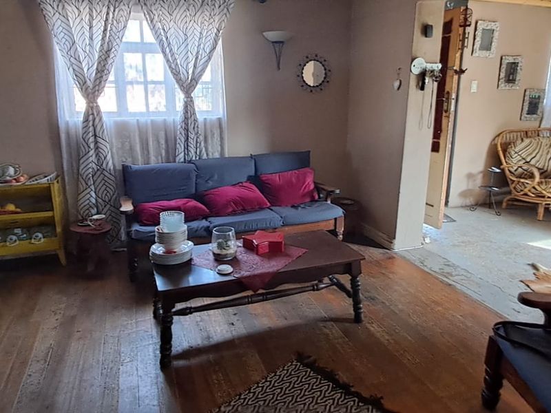 Unlock the Potential of This Spacious Family Home with Income-Generating Flat! - Photo 3