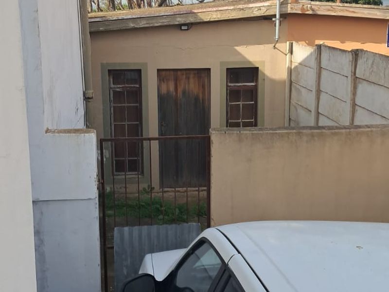 Unlock the Potential of This Spacious Family Home with Income-Generating Flat! - Photo 8
