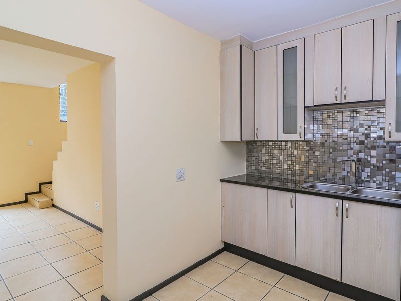 Move-In Ready Family Cluster in Secure Sharonlea Complex - Photo 7