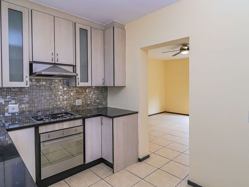 Move-In Ready Family Cluster in Secure Sharonlea Complex - Photo 8