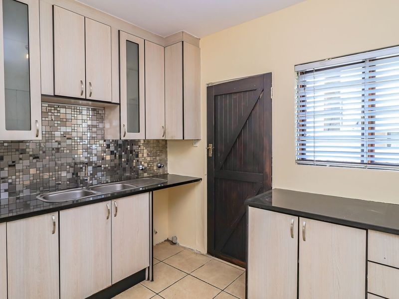 Move-In Ready Family Cluster in Secure Sharonlea Complex - Photo 6