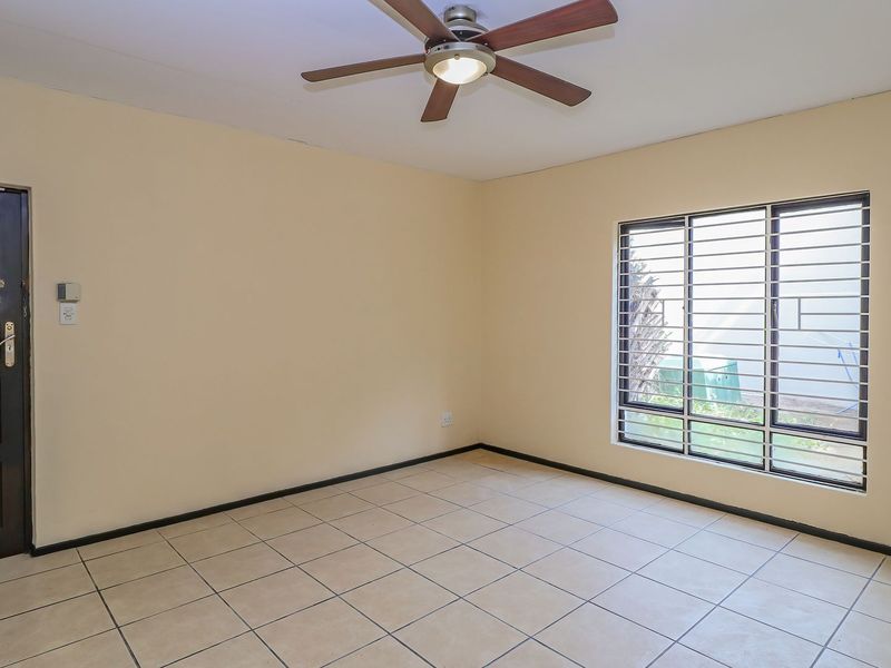 Move-In Ready Family Cluster in Secure Sharonlea Complex - Photo 4