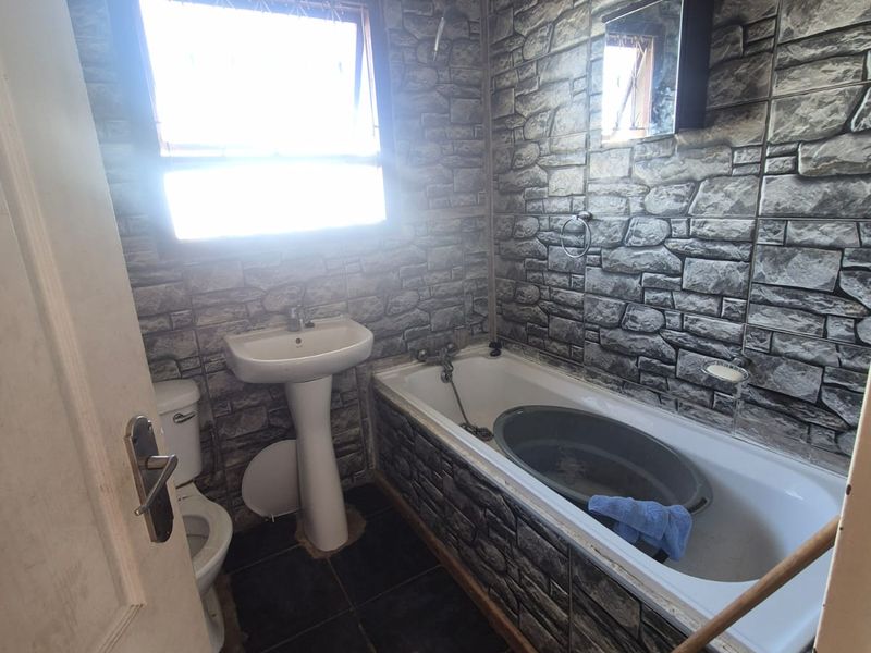 Start Your Family's Next Chapter – Spacious 3-Bedroom Home with Flatlet in Motherwell NU5, Gqeberha - Photo 9
