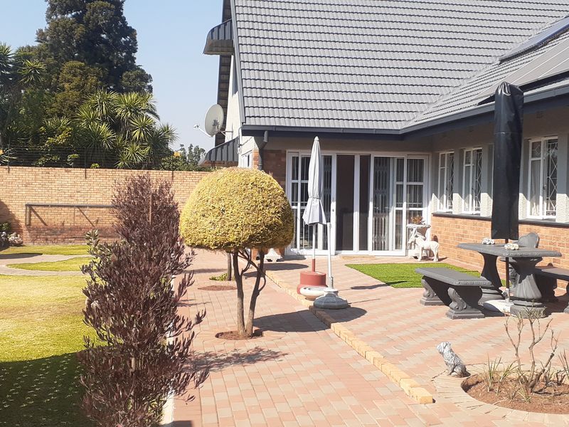 Uninterrupted Living: Spacious Family Gem in Waterval Estate - Photo 2