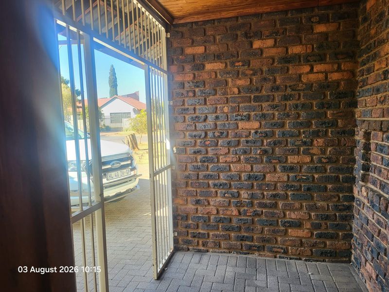 Prime Location, family home. - Photo 3
