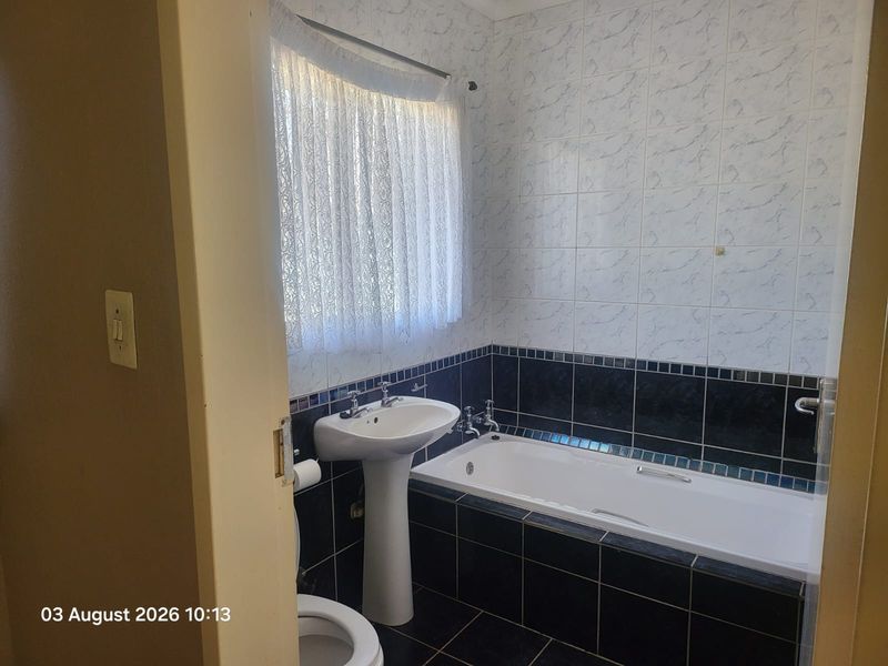 Prime Location, family home. - Photo 10
