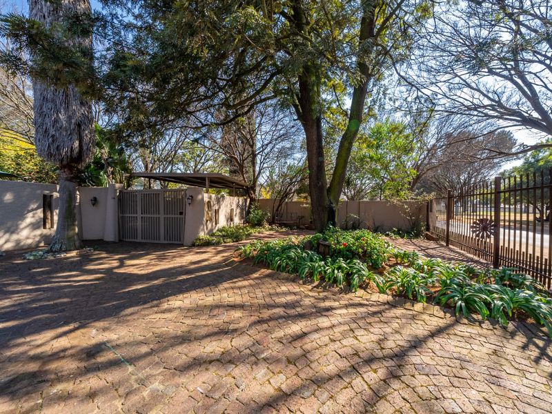 Stunning,Spacious 5-Bedroom Family Home in a Secure Estate,Larrendale, Brakpan - Photo 5