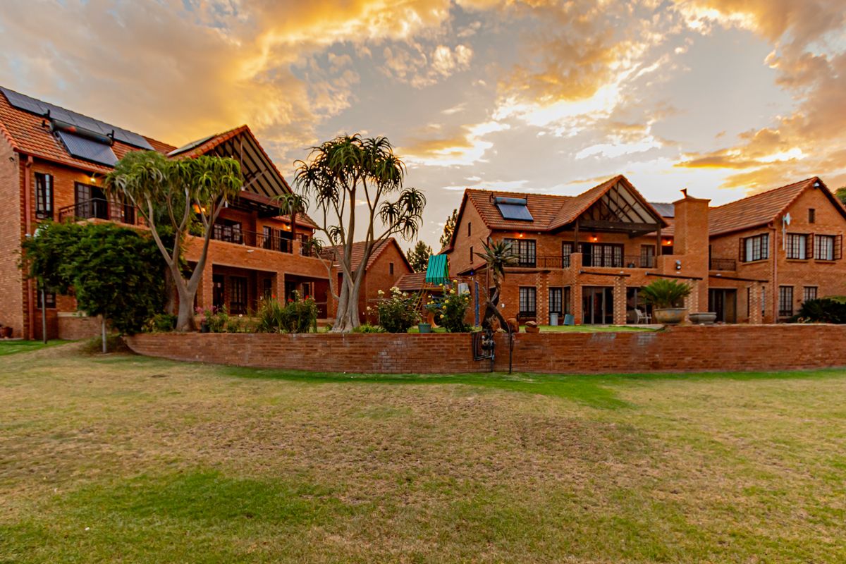 Equestrian Mansion - Photo 4