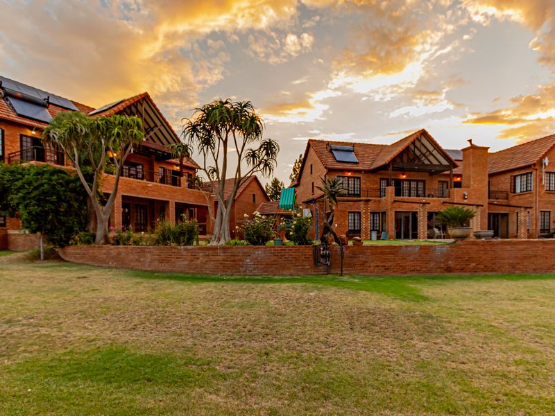 Equestrian Mansion - Photo 4