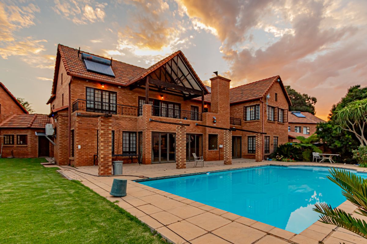 Equestrian Mansion - Photo 2