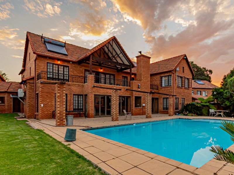 Equestrian Mansion - Photo 2