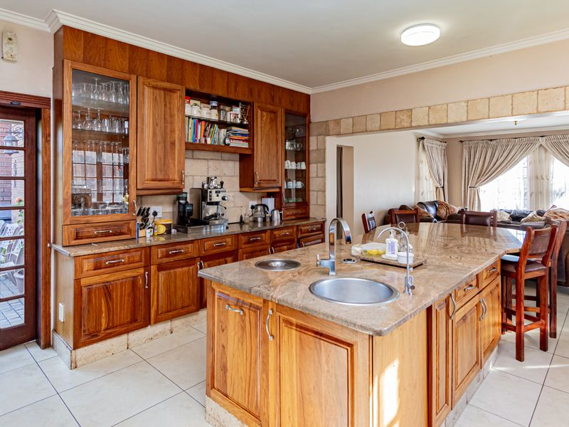 Equestrian Mansion - Photo 10