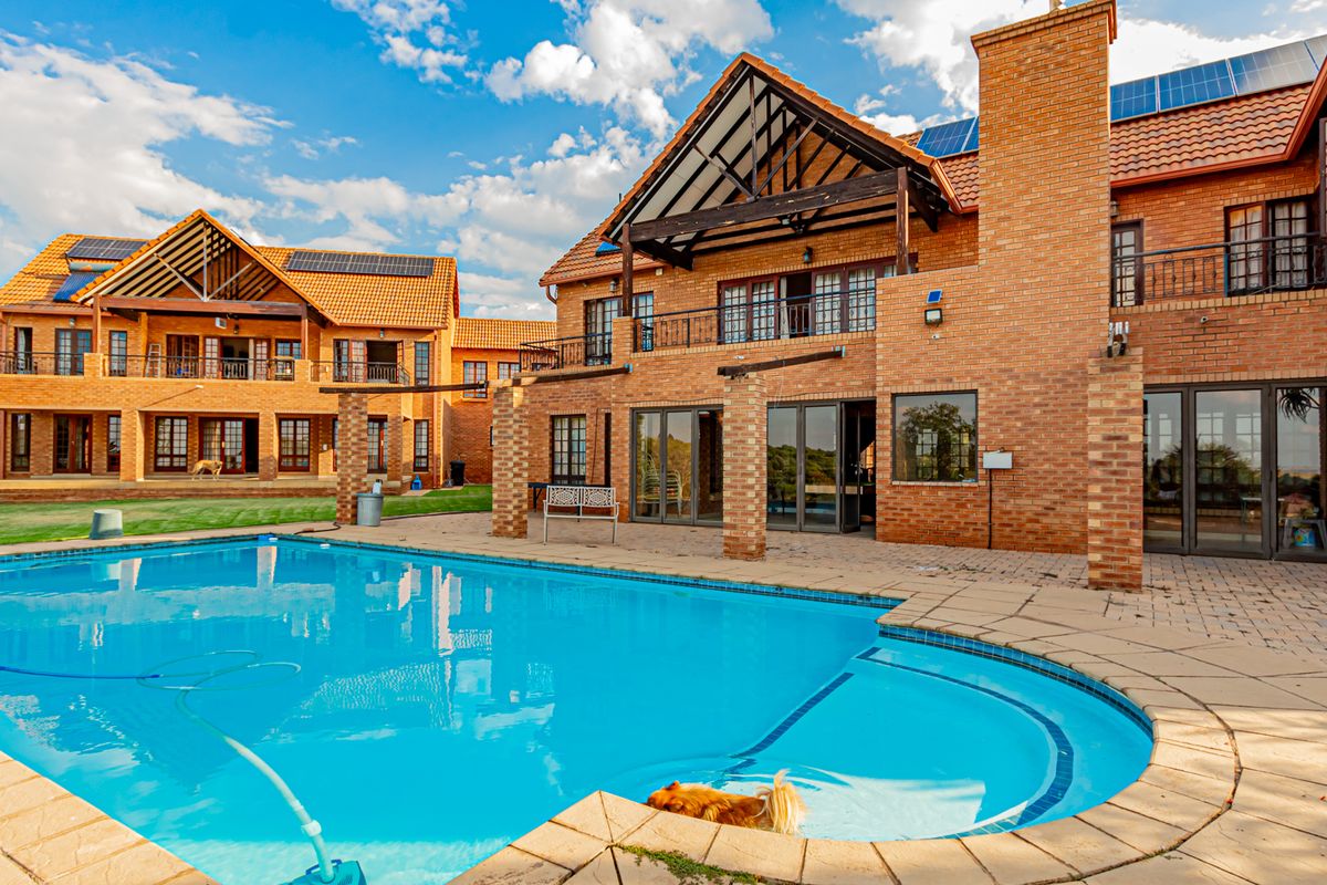 Equestrian Mansion - Photo 5